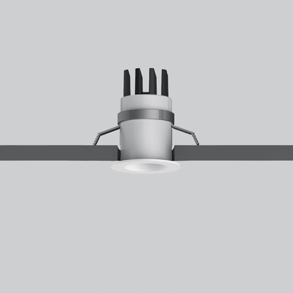 Faretto da incasso LED Artemide Everything 35, bordo rotondo bianco, montaggio a soffitto con molle e alette di raffreddamento