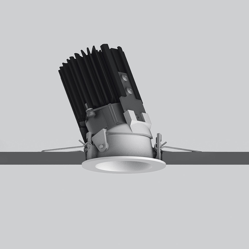 Faretto da incasso LED Artemide Everything 55 con meccanismo di inclinazione regolabile, alette di raffreddamento nere e anello bianco