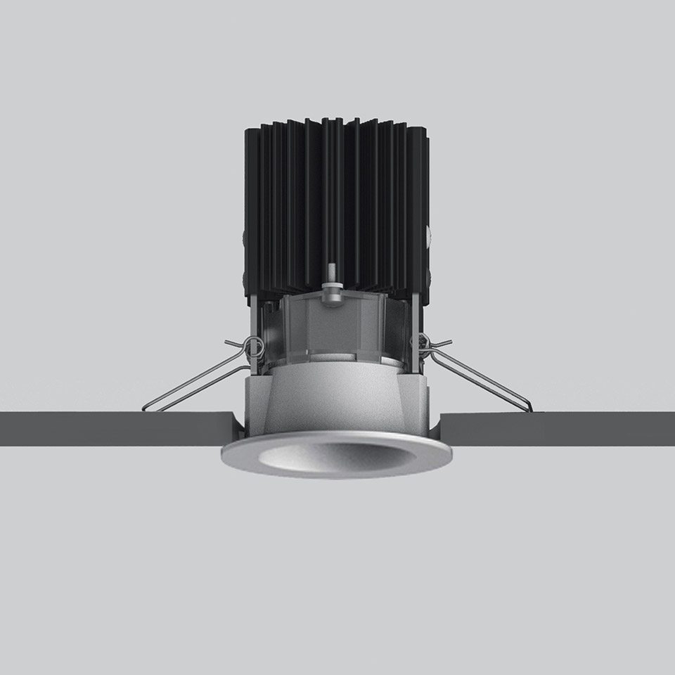 Faretto da incasso LED Artemide Everything 55 in argento, con dissipatore alettato nero e sistema di montaggio a molla a soffitto
