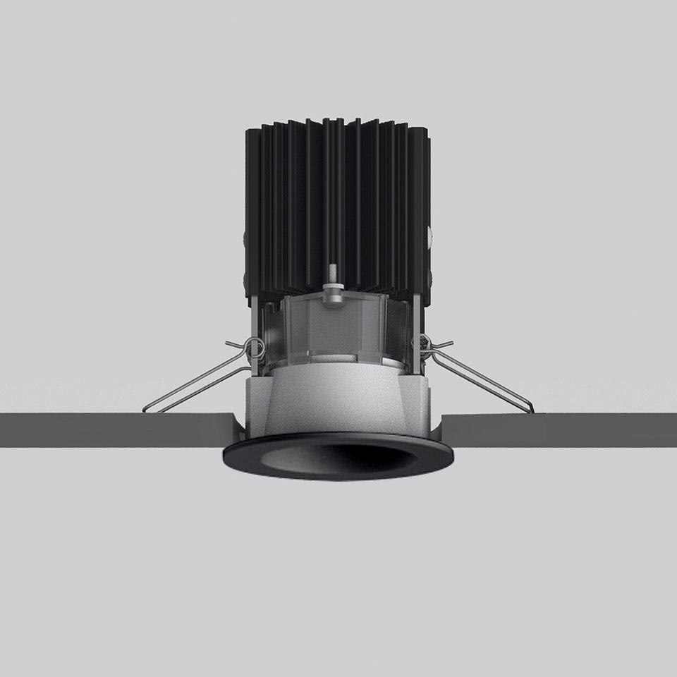 Faretto da incasso LED Artemide Everything 55 in nero, con dissipatore ad alette e sistema di montaggio a molla a soffitto