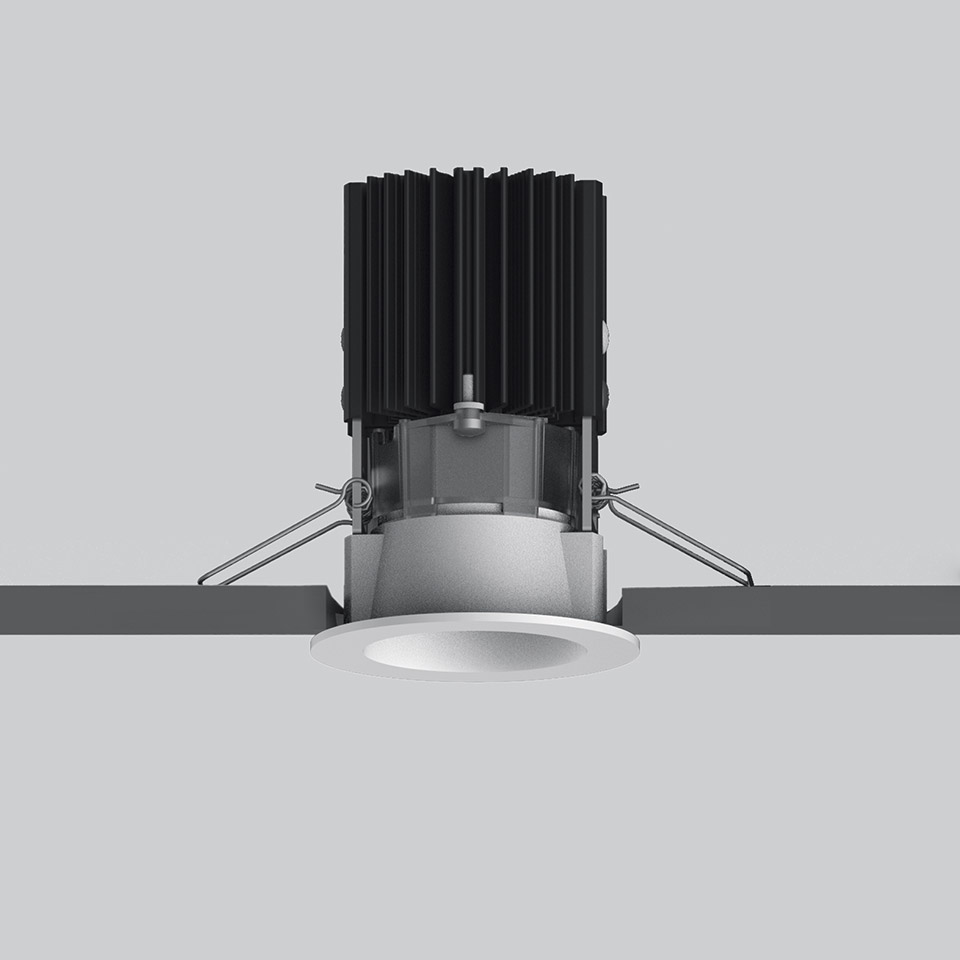 Faretto da incasso LED Artemide Everything 55 con bordo rotondo bianco, alette di dissipazione nere e sistema di montaggio a molla