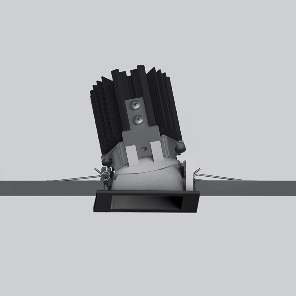 Faretto da incasso Artemide Everything 55, cornice quadrata nera, modulo LED inclinato con alette di raffreddamento, sistema di montaggio a molla