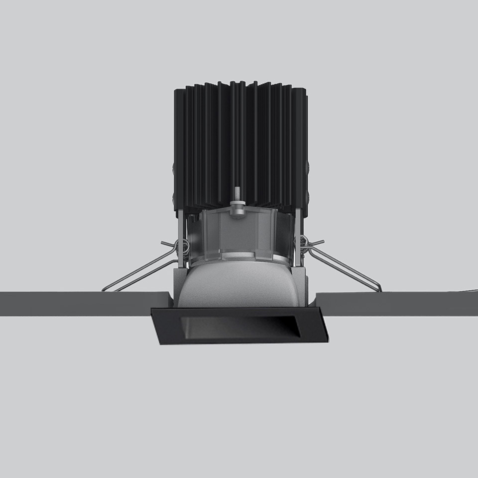 Faretto da incasso Artemide Everything 55, cornice quadrata nera, modulo LED orientabile con dissipatore ad alette nero, montaggio a soffitto