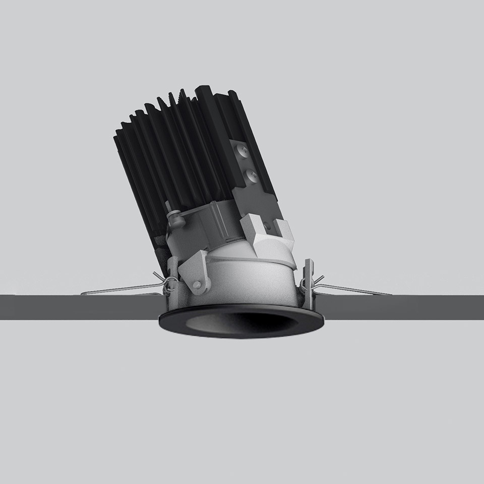 Faretto da incasso Artemide Everything 55, modulo LED orientabile nero con alette di raffreddamento, montato a soffitto con molle di fissaggio