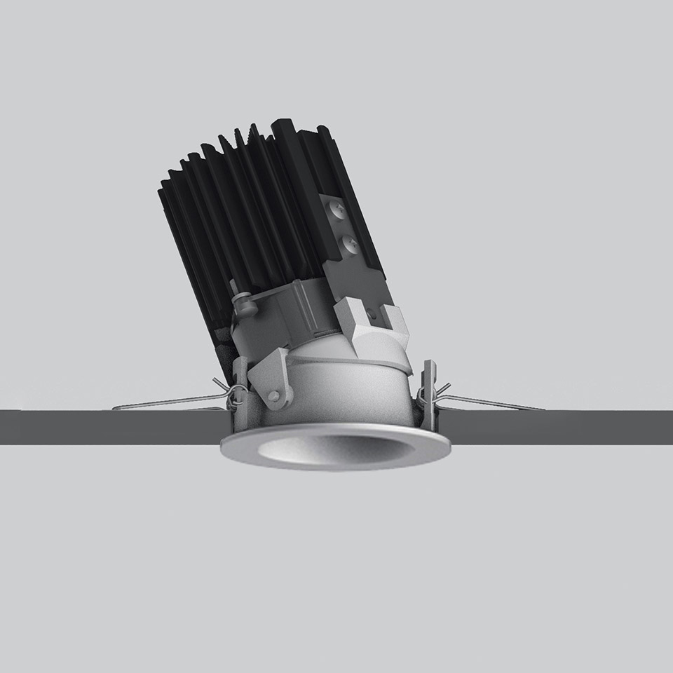Faretto da incasso Artemide Everything 55 con dissipatore nero inclinato, ghiera rotonda argento e molle di fissaggio per installazione a soffitto