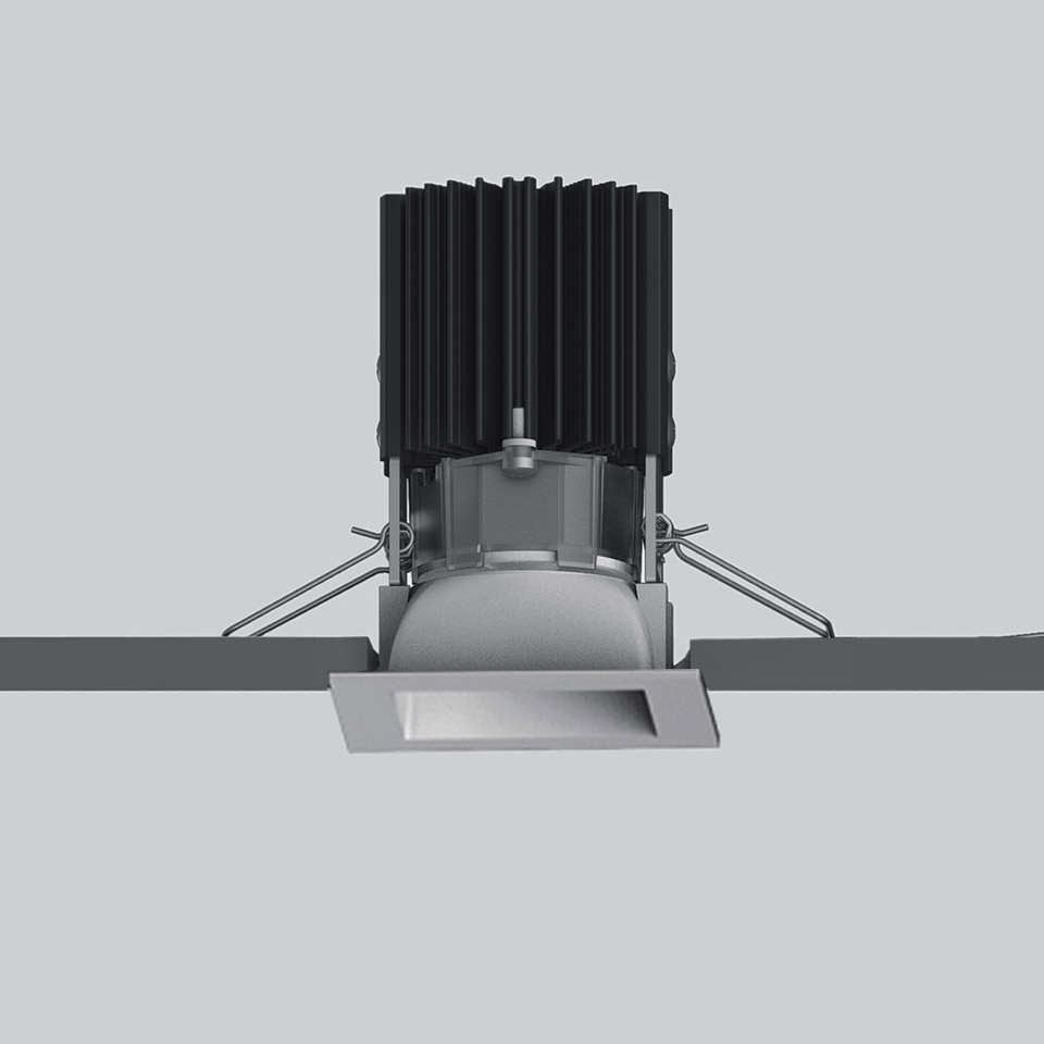 Faretto da incasso quadrato LED Artemide Everything 55 grigio, con dissipatore alettato nero e staffe di montaggio regolabili