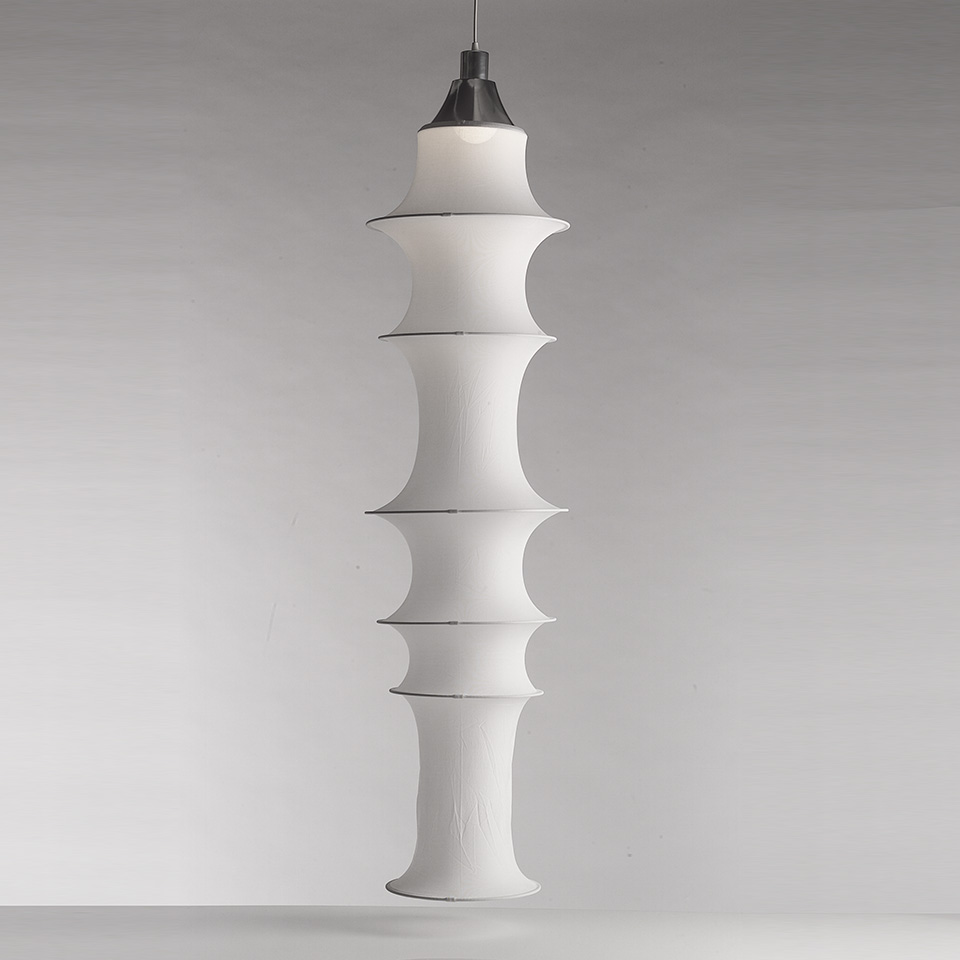 Lampada a sospensione Falkland Sospensione di Artemide: alto diffusore in tessuto bianco con sezioni a clessidra sovrapposte su sospensione metallica - 2