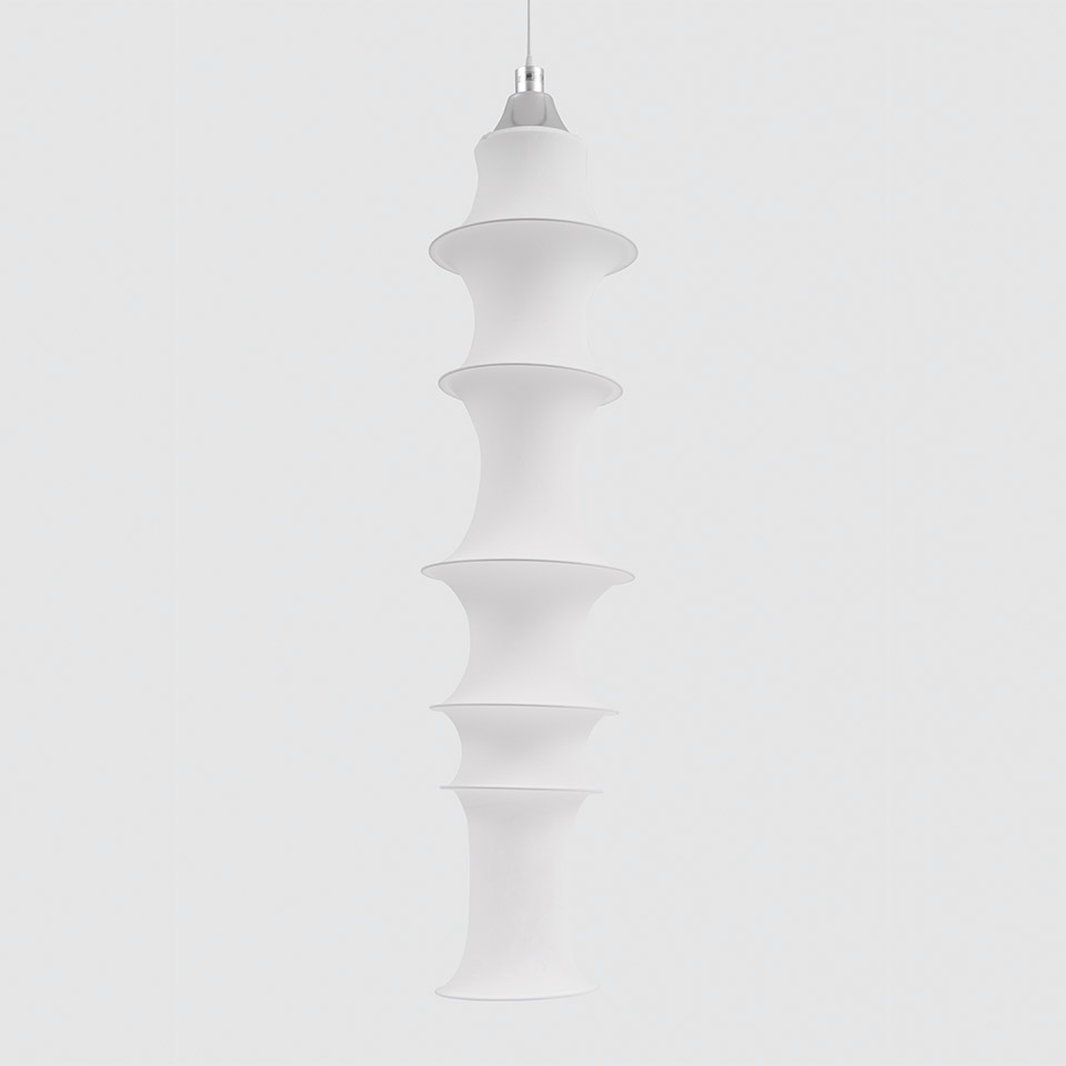 Lampada a sospensione Artemide Falkland: alto diffusore in tessuto bianco con sei anelli conici sovrapposti, sospesa da un rosone argentato