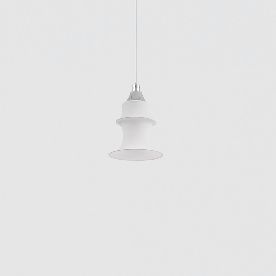 Lampada a sospensione Artemide Falkland in bianco, con paralume cilindrico a livelli multipli sospeso da un sottile cavo con raccordo cromato