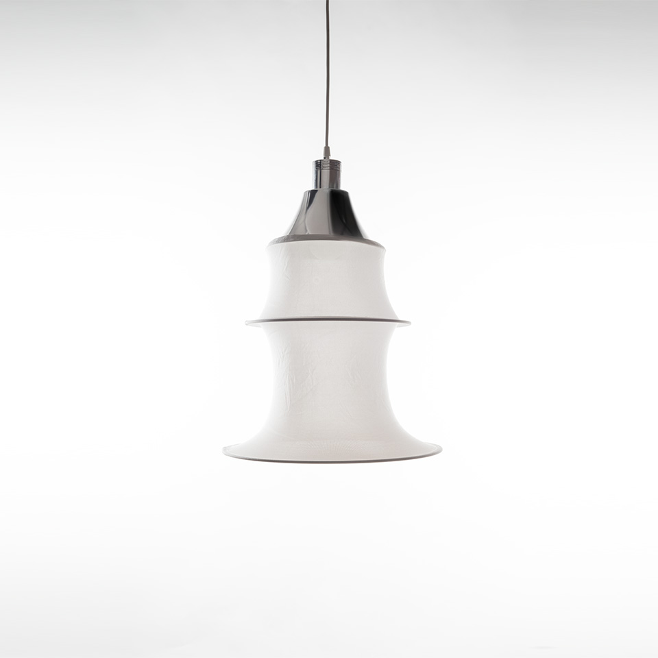 Lampada a sospensione Artemide Falkland: paralume cilindrico bianco a livelli con calotta superiore cromata, sospesa da un sottile cavo nero - 2