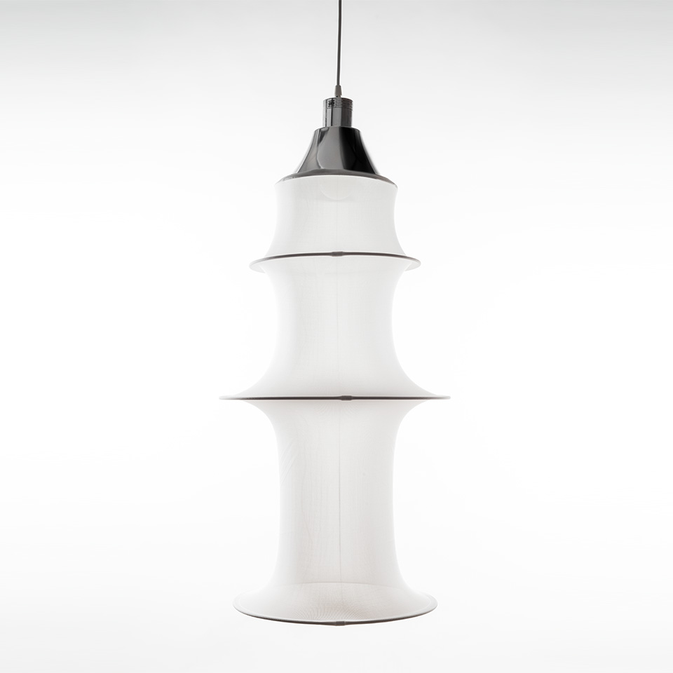 Lampada a sospensione Artemide Falkland: paralume cilindrico in tessuto bianco con tre sezioni sovrapposte e calotta superiore in metallo nero - 2