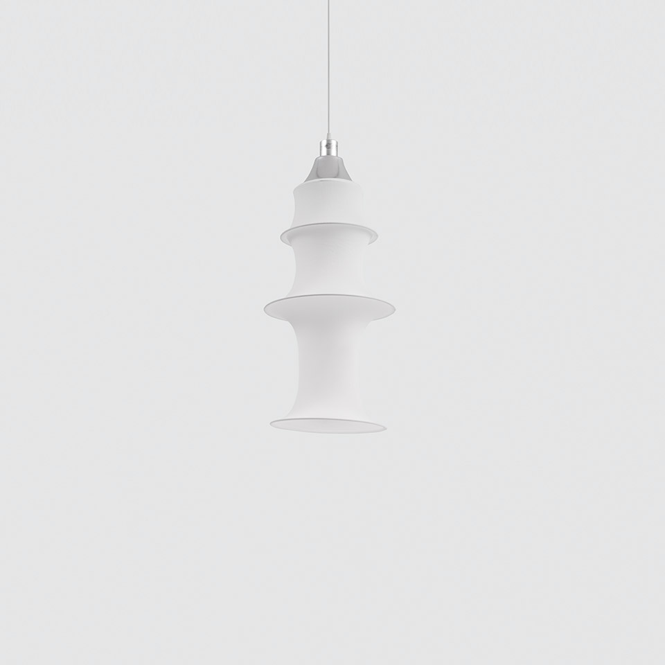 Lampada a sospensione Artemide Falkland: paralume conico bianco a più livelli con anelli sovrapposti, sospesa da un sottile cavo con rosone cromato