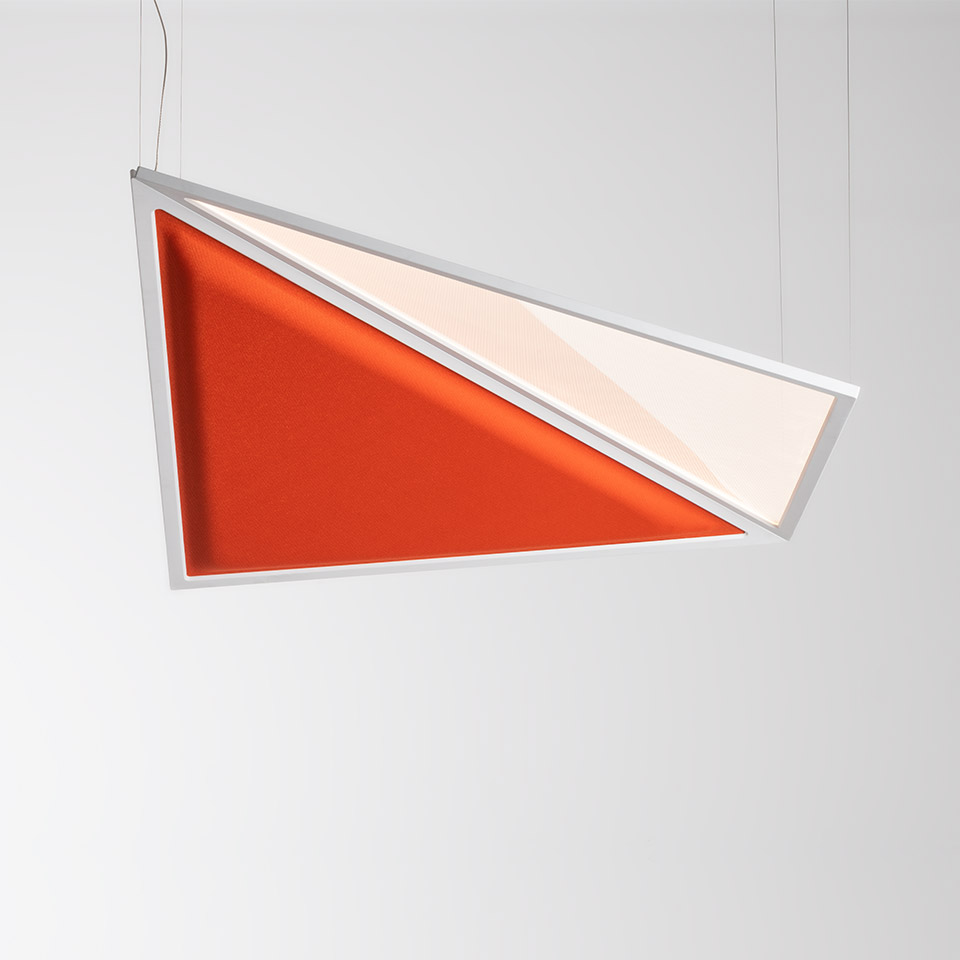Lampada a sospensione Artemide Flexia: cornice triangolare bianca con pannello diffusore luminoso e inserto in tessuto acustico arancione, sospesa da cavi
