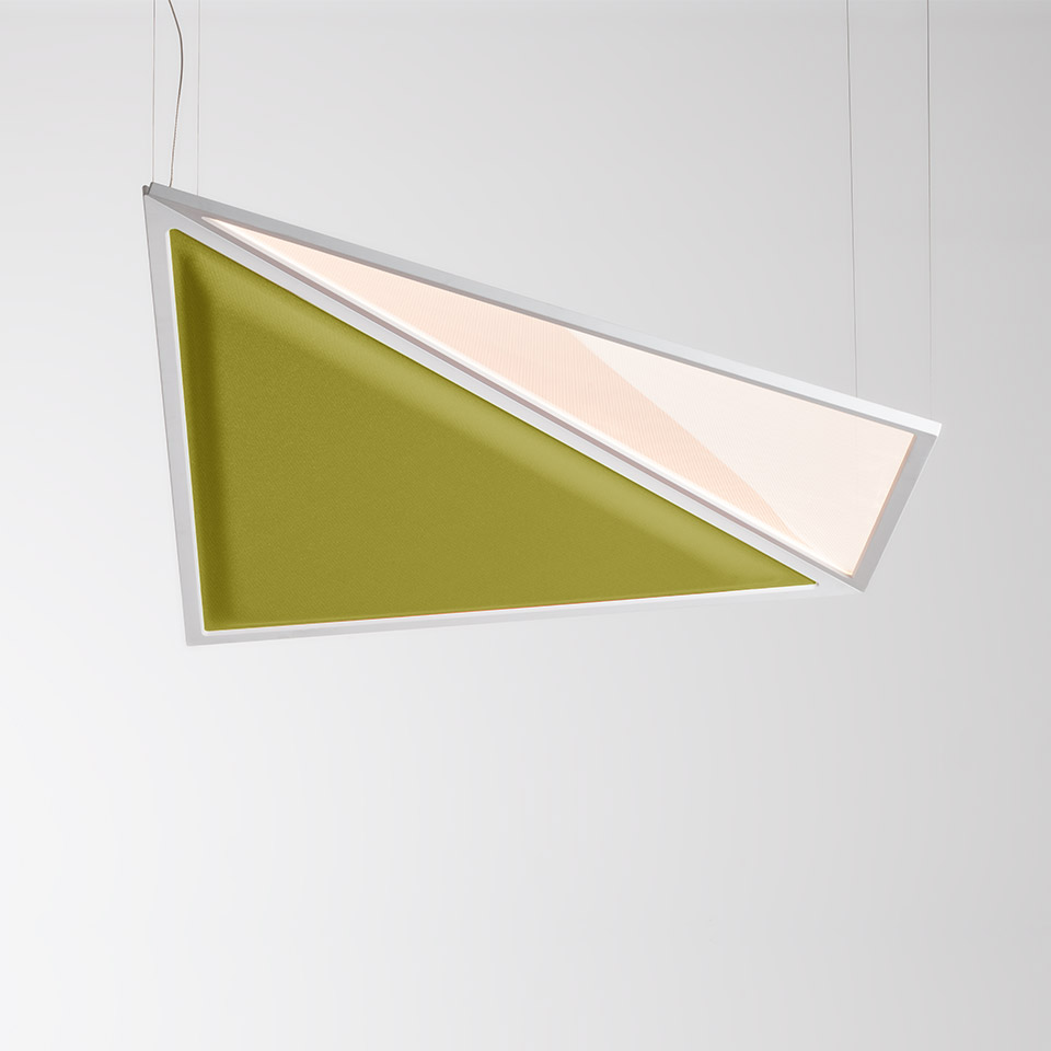Lampada a sospensione Artemide Flexia: struttura rettangolare bianca con pannello acustico triangolare verde oliva e diffusore LED bianco caldo