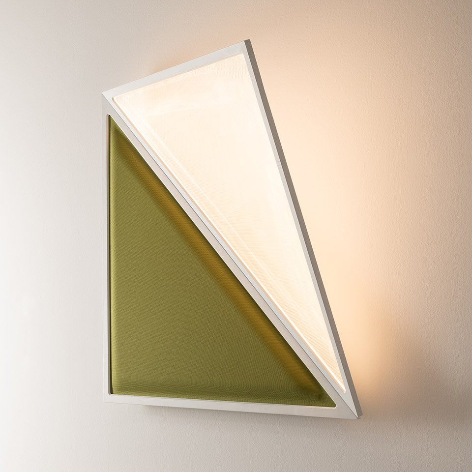 Lampada da parete Artemide Flexia: design geometrico triangolare con pannello diffusore LED bianco e inserto in tessuto acustico verde oliva