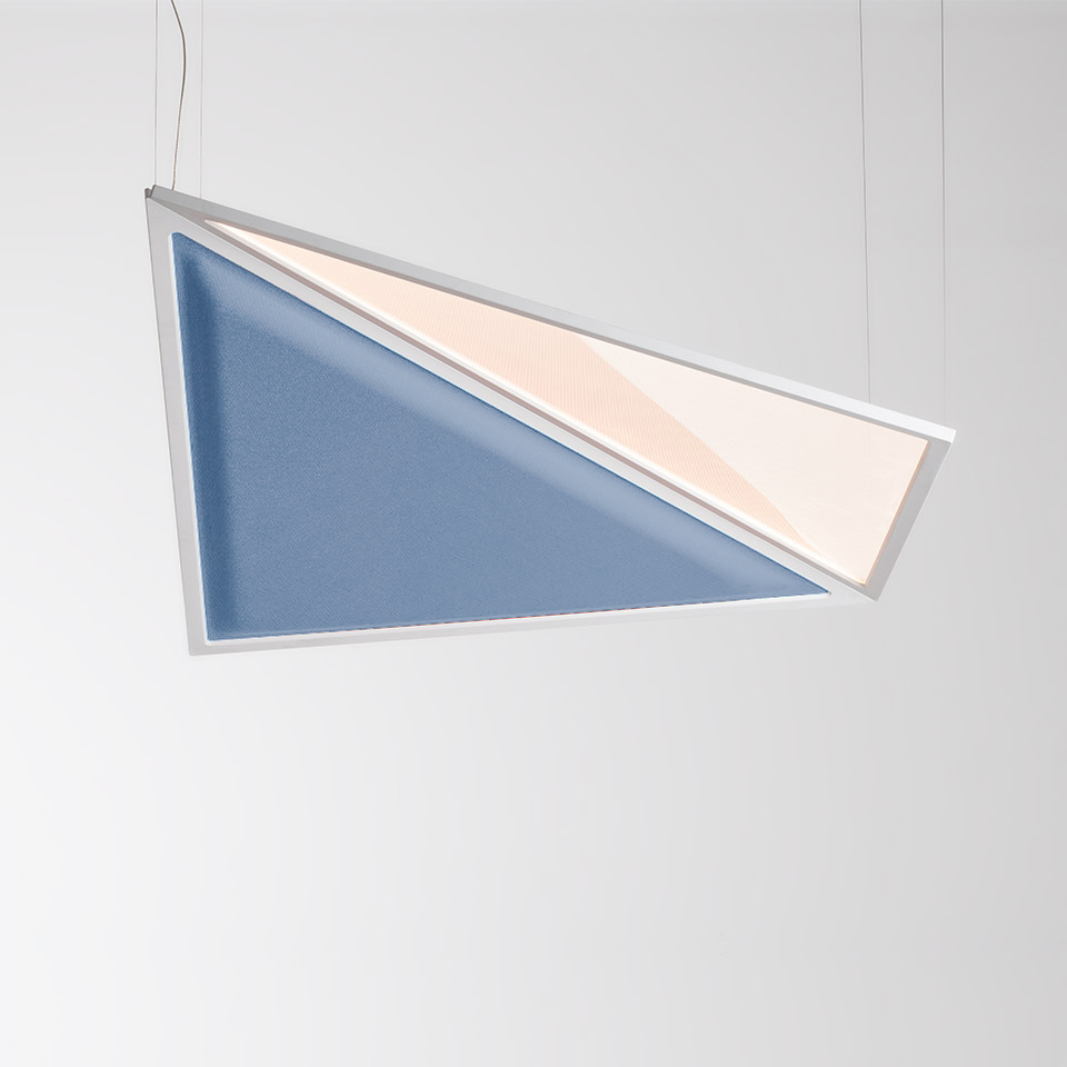 Lampada a sospensione Artemide Flexia: struttura triangolare bianca con pannello acustico blu e diffusore illuminato bianco caldo, sospesa da cavi