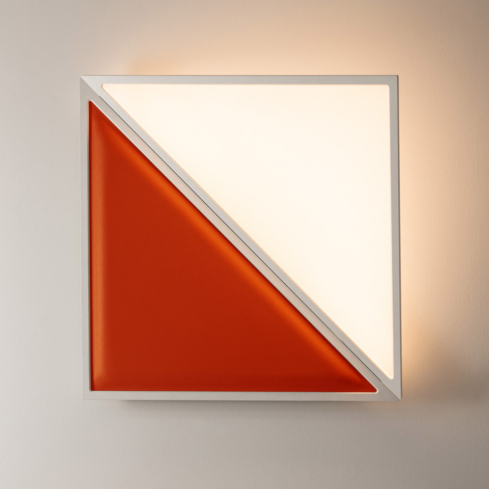Lampada da parete Artemide Flexia: cornice quadrata bianca con retroilluminazione calda, divisa diagonalmente in triangoli bianco illuminato e arancio-rosso pieno