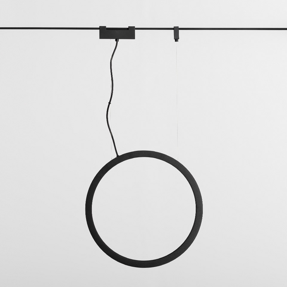 Lampada a sospensione Artemide Funivia: anello LED circolare nero opaco sospeso tramite cavo da un sistema a binario a soffitto