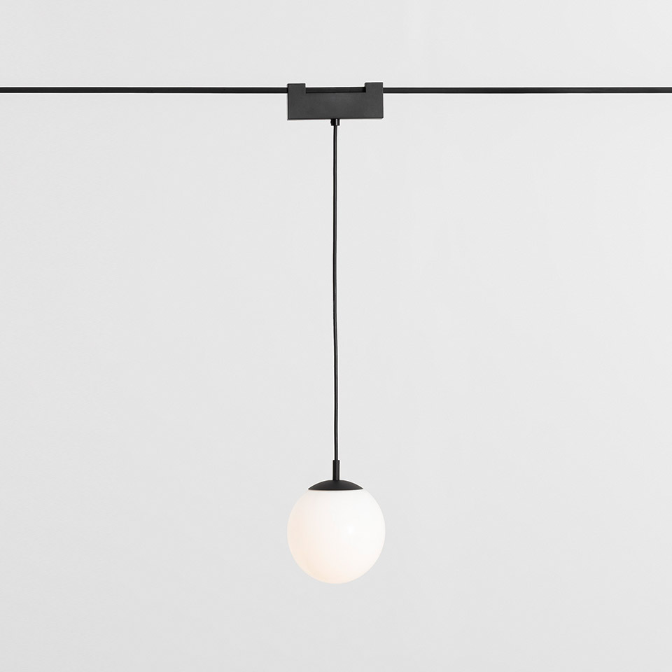 Lampada a sospensione Artemide Funivia: globo sferico in vetro bianco opaco su cavo nero sospeso da un binario nero