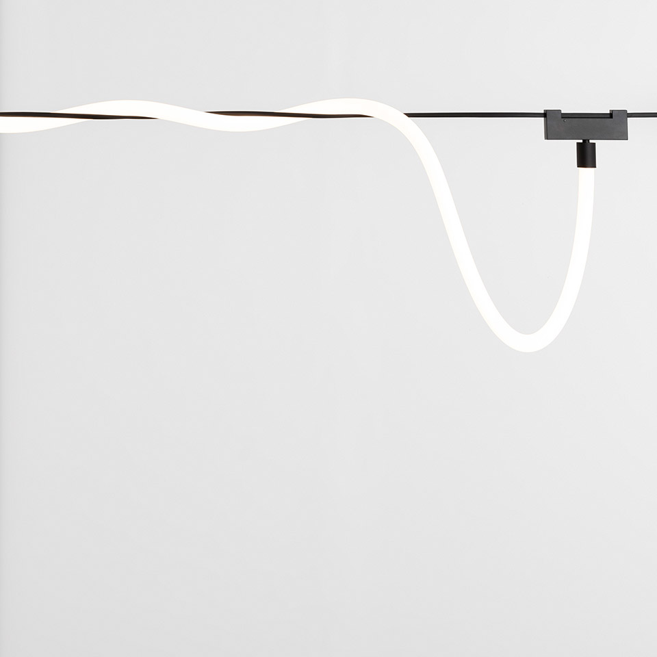 Artemide Funivia: tubo LED neon bianco flessibile sospeso su sistema a cavo con staffa di montaggio in metallo scuro - 2