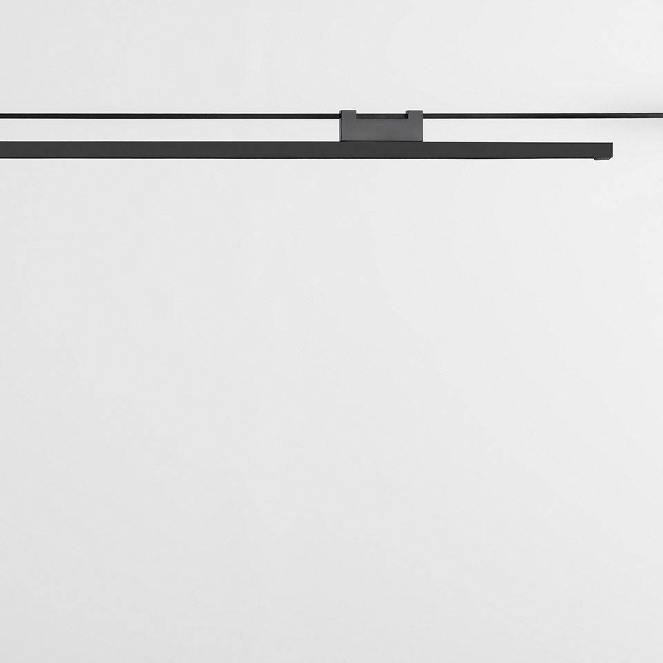 Artemide Funivia: sottile lampada LED lineare nera da soffitto con staffa centrale, design minimalista per uso interno