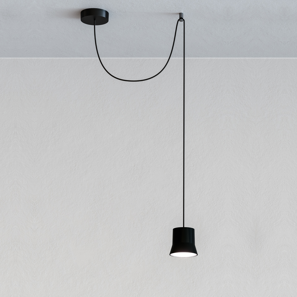 Artemide Giò Light Decentrata: lampada a sospensione nera con paralume a tronco di cono appesa da un rosone decentrato su cavo nero
