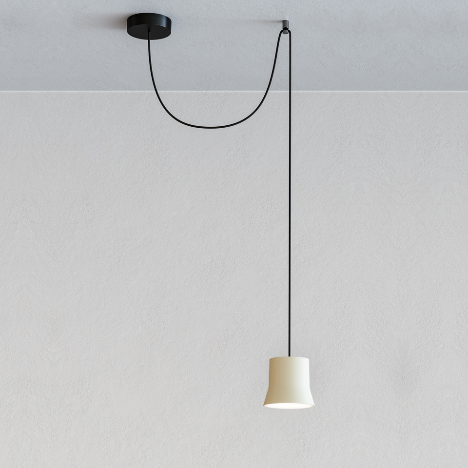 Lampada a sospensione Artemide Giò Light Decentrata: paralume troncoconico color crema su lungo cavo nero con rosone nero decentrato