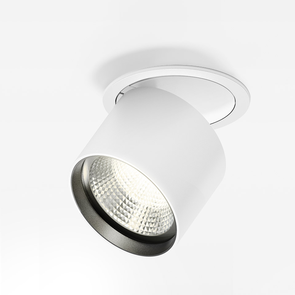 Faretto da incasso a soffitto Artemide Hoy Spot, corpo cilindrico bianco, testa orientabile con lente LED sfaccettata e anello interno scuro