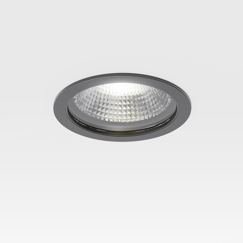 Faretto da incasso LED Artemide Hoy Spot con bordo circolare grigio scuro e diffusore a lente cristallo sfaccettata