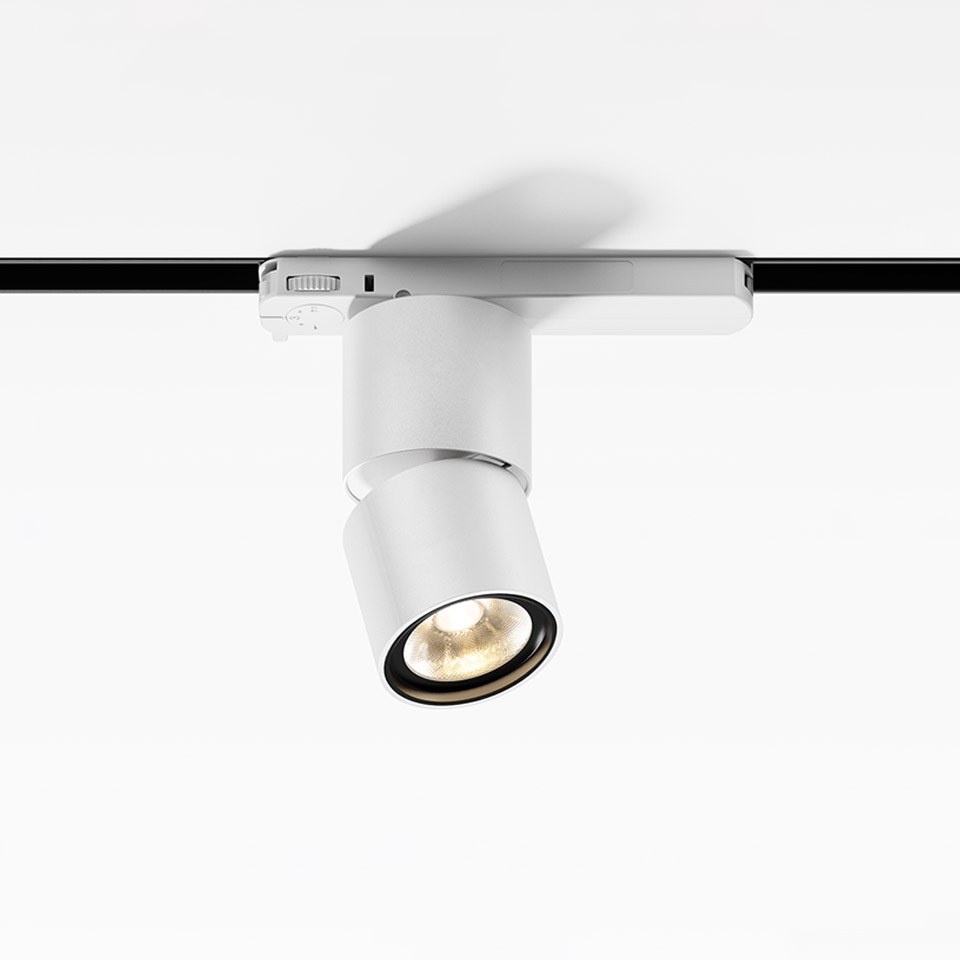 Artemide Hoy Spot 3-Phase Track: faretti LED orientabile bianco su binario nero, corpo cilindrico inclinato verso il basso