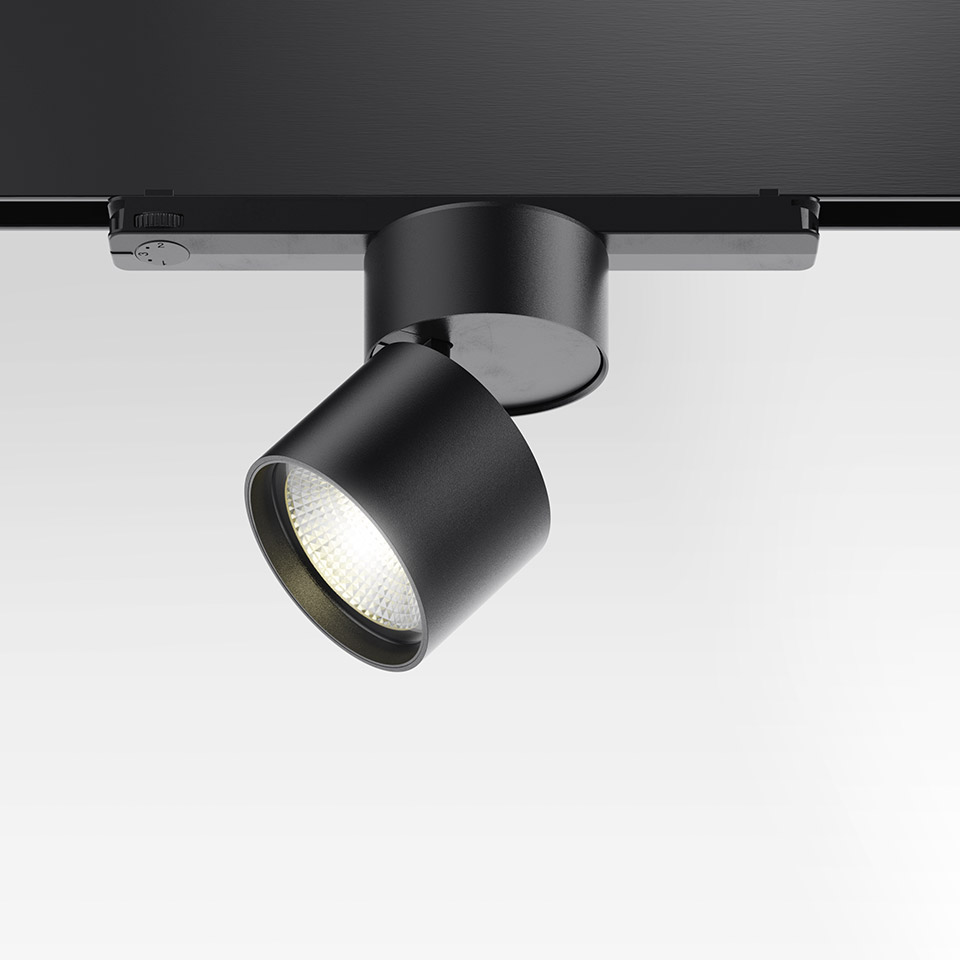 Artemide Hoy Spot 3-Phase Track: faretto LED nero orientabile montato su binario trifase nero, testa inclinata