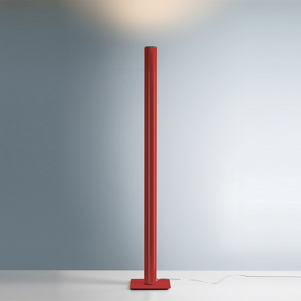 Lampada da terra Artemide Ilio rossa, colonna cilindrica sottile su base quadrata, con luce indiretta verso il soffitto