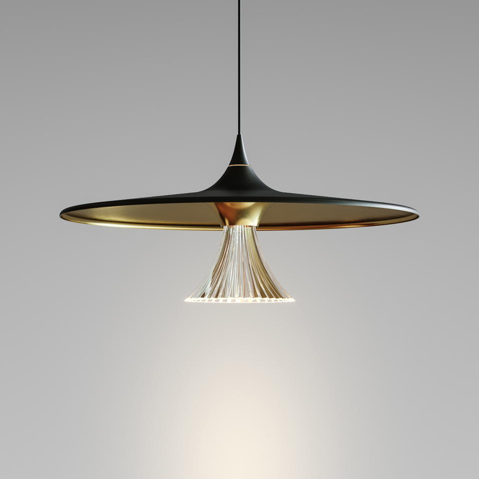 Lampada a sospensione Ipno: ampio paralume a disco nero opaco con finitura interna dorata e diffusore in vetro nervato che emette luce calda verso il basso