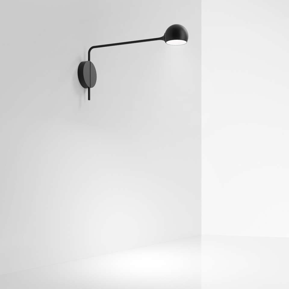 Lampada da parete Artemide Ixa in nero, con braccio sottile regolabile e testa sferica, montata su rosone circolare a parete