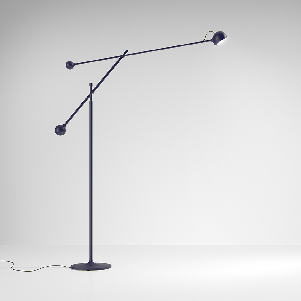 Lampada da terra Artemide Ixa blu scuro, con braccio articolato controbilanciato, contrappeso sferico e testa direzionale regolabile