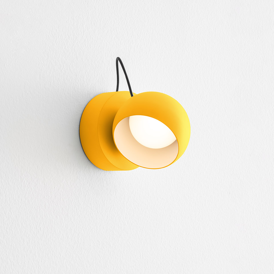 Applique Artemide Ixa gialla con paralume rotondo orientabile, interno bianco e cavo di alimentazione nero