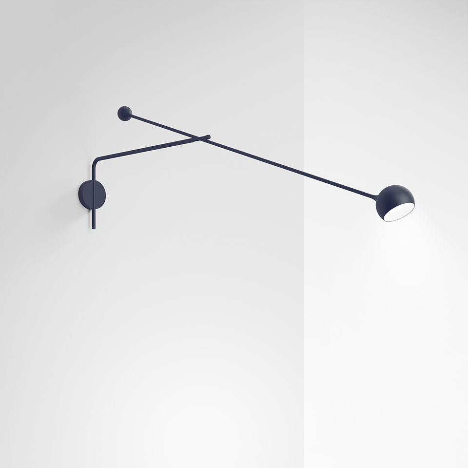 Lampada da parete Artemide Ixa in blu scuro, con due bracci regolabili, contrappeso sferico e testa orientabile a coppa