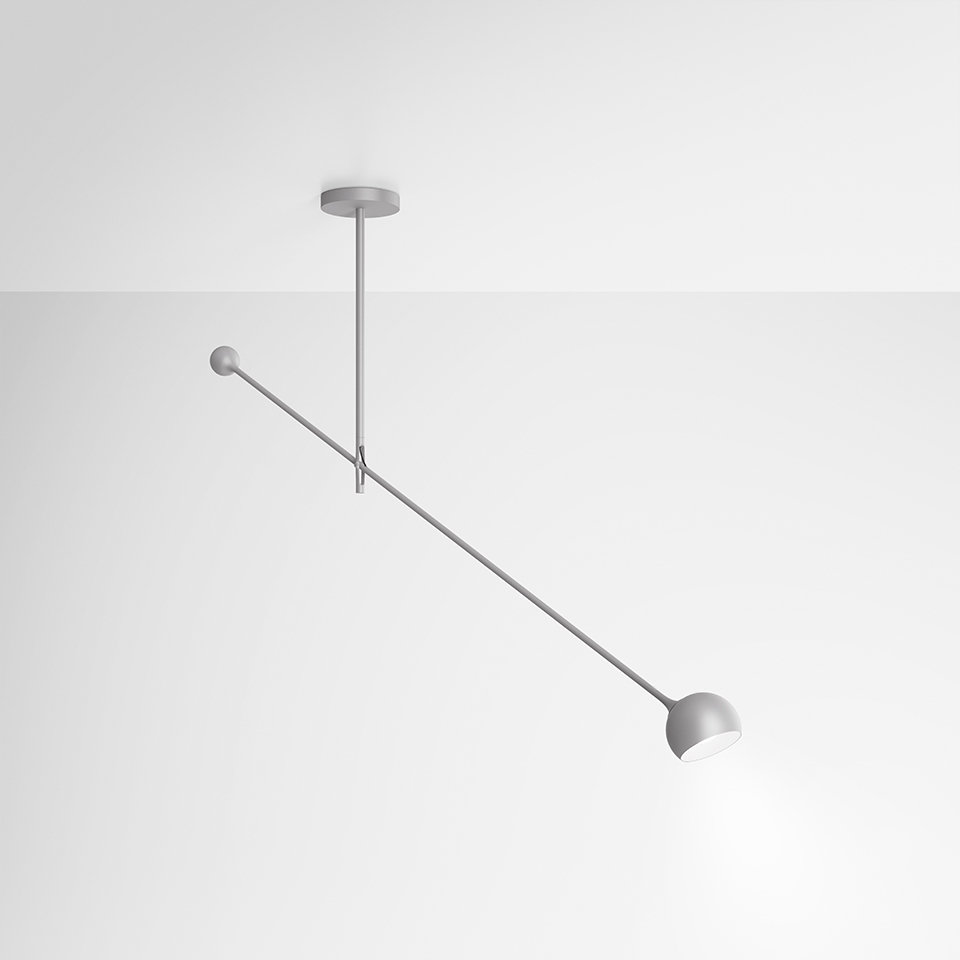 Lampada da soffitto Artemide Ixa: lungo braccio diagonale grigio con piccolo contrappeso e testa sferica orientabile, montaggio a soffitto