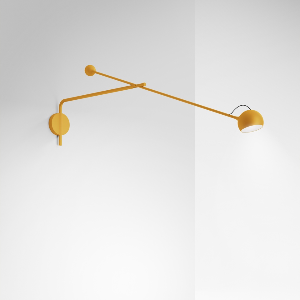 Lampada da parete Artemide Ixa giallo senape, con lungo braccio doppio regolabile e piccola testa orientabile a ciotola