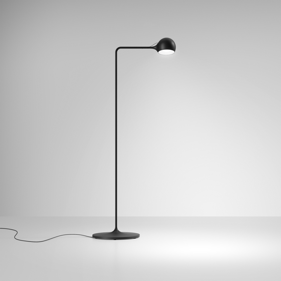 Lampada da terra Artemide Ixa nera, con stelo curvo sottile, base rotonda e testa sferica LED orientabile