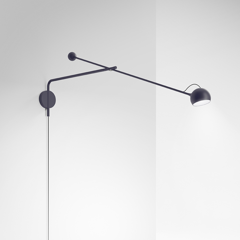 Applique Artemide Ixa nera con lungo braccio regolabile, contrappeso sferico e testa LED direzionale compatta