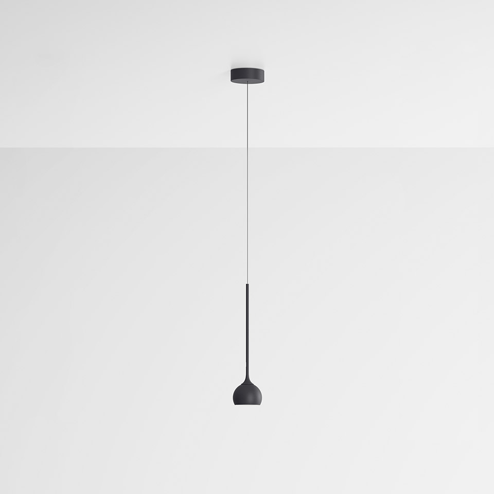 Lampada a sospensione Artemide Ixa: elegante sospensione singola grigio scuro con stelo sottile e piccolo paralume a cupola, appesa a rosone a soffitto