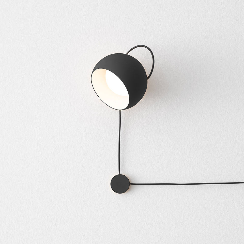 Lampada da parete Artemide Ixa nera opaca, paralume a ciotola con manico ad arco, testa orientabile, cavo pendente con contrappeso circolare