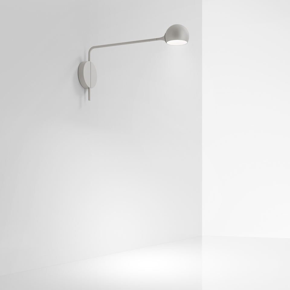 Lampada da parete Artemide Ixa bianca, con braccio sottile che si estende dal supporto a muro e testa sferica LED orientabile