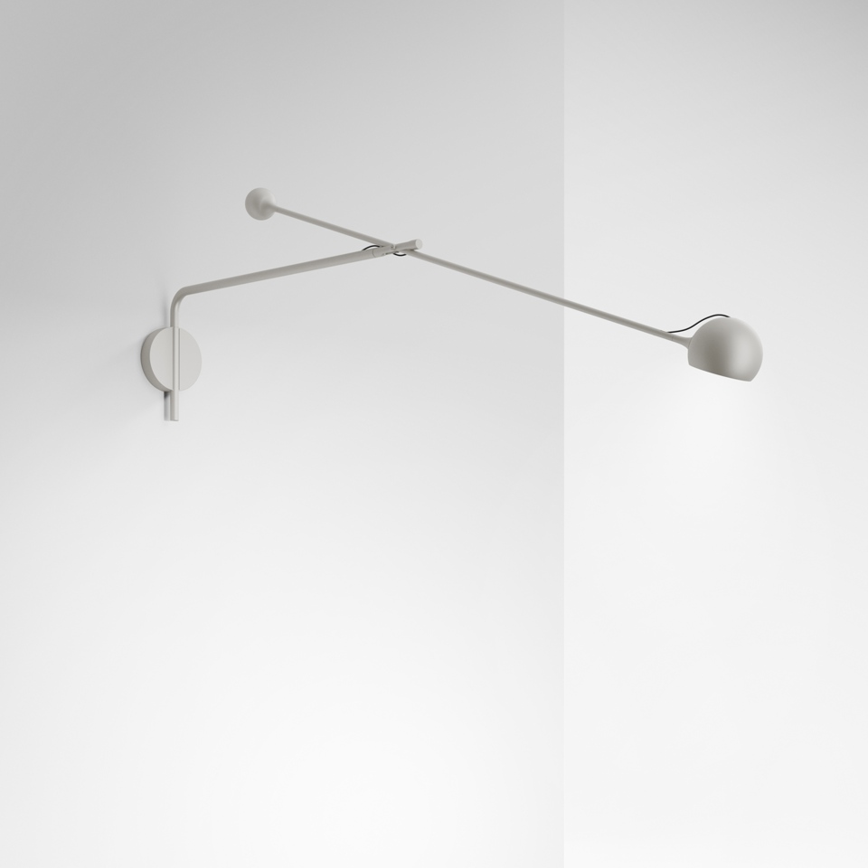 Lampada da parete Artemide Ixa: braccio grigio minimalista regolabile con paralume sferico e contrappeso, montata su parete ad angolo