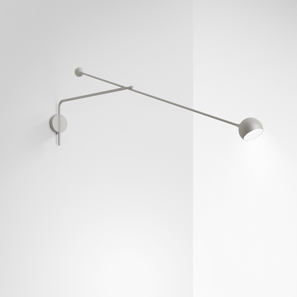 Lampada da parete Artemide Ixa grigia, con due sottili bracci articolati e piccola testa LED direzionale, montata su angolo a parete