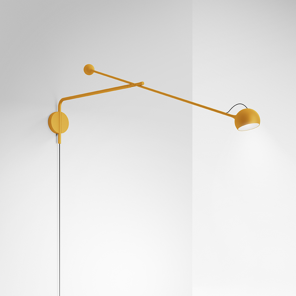 Lampada da parete Artemide Ixa giallo senape, con doppio braccio regolabile, contrappeso sferico e paralume a ciotola orientabile
