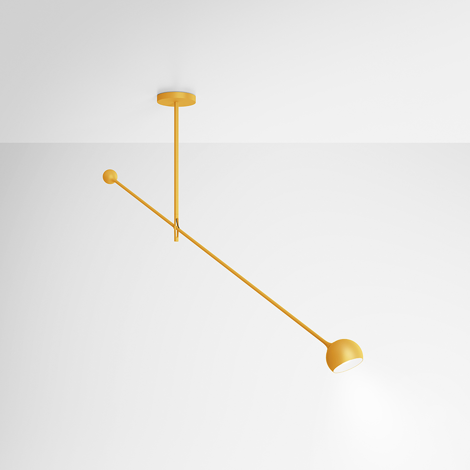 Lampada da soffitto Artemide Ixa in giallo senape: lungo braccio diagonale con paralume a cupola a un'estremità e sfera decorativa all'altra