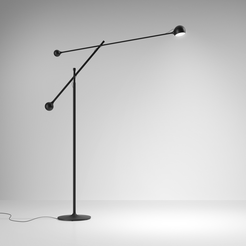 Lampada da terra Artemide Ixa nera con braccio articolato regolabile, sfera contrappeso e testa LED direzionale su base circolare
