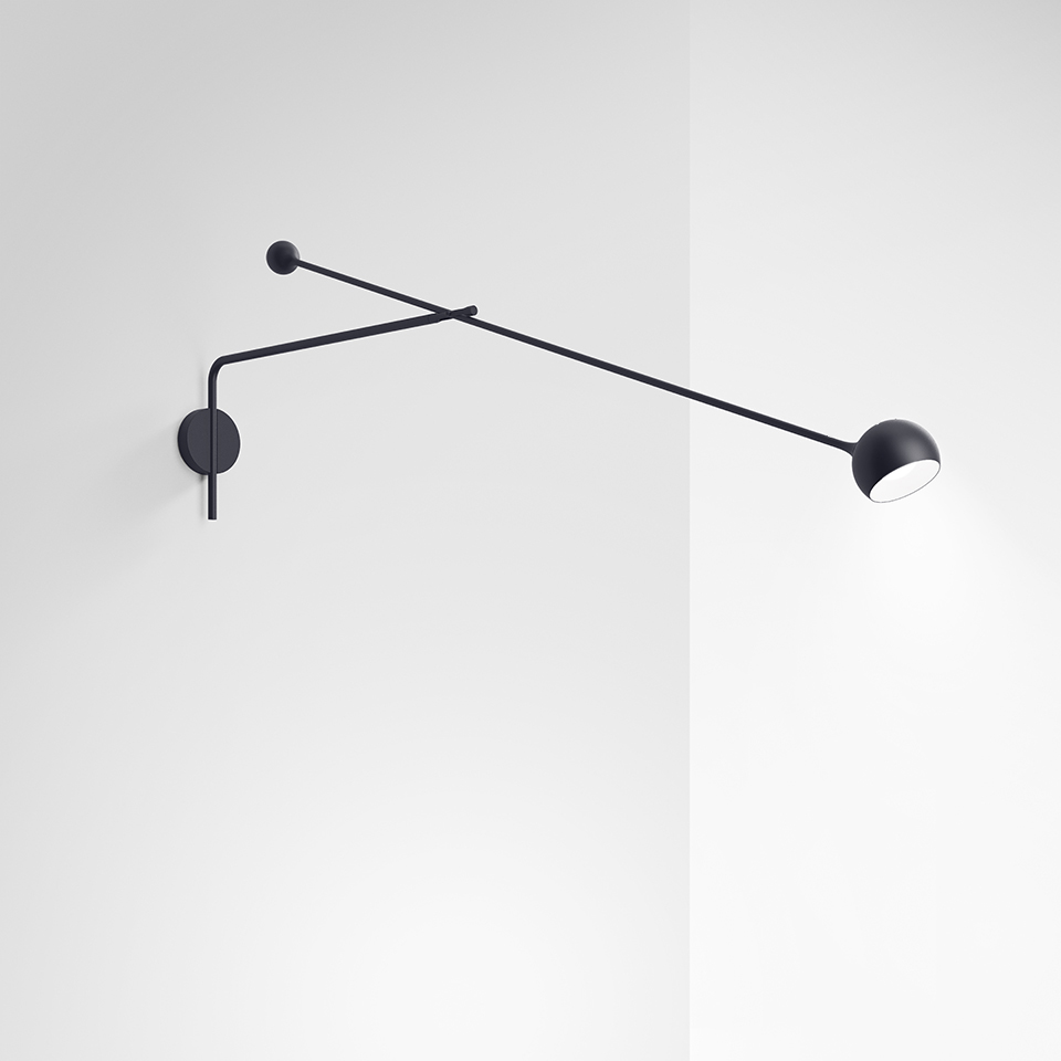 Lampada da parete Artemide Ixa in nero, con due bracci articolati, una piccola sfera contrappeso e una testa orientabile a cupola